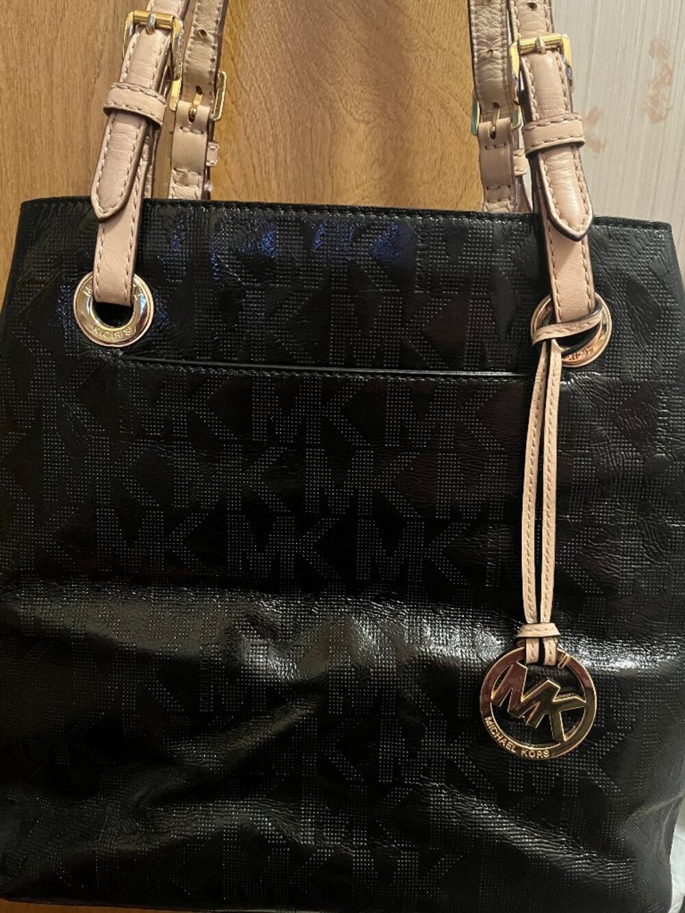 MICHAEL KORS BLACK PATENT LOGO LG TOTE W/GOLDTONE HARDWARE WITH DOUBLE HANDLES